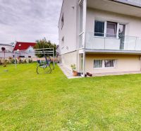 Exteriér dvoupodlažního domu na Kremnické ulici v Bratislavě - Petržalce, s udržovanou zahradou.