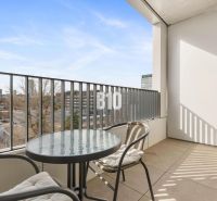 Balkon s výhledem na městskou část Bratislava II z Přístavní ulice, součást 1-pokojového bytu.