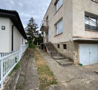 Rodinný dům na ulici Zvončín ve městě Zvončín s betonovým chodníkem a garáží.