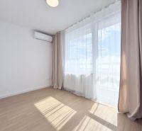 Pokoj s podlahou s dřevěným dekorem a klimatizací ve 3-pokojovém bytě.