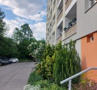 Bytový dům na Internátní ulici v Banské Bystrici obklopený zelení a parkováním.