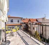 Balkon s výhledem na střechy a stromy, Masarykova ulice, Košice - městská část Staré Město, Kanceláře.