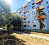 Panelový bytový dům na ulici Lúky ve Vráblech s oranžovými balkony.