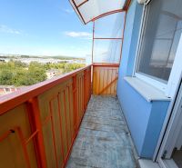 Balkon 1-pokojového bytu na Loukách ve Vráblech s výhledem na zelené okolí.