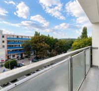 Balkon 3pokojového bytu na Nobelově ulici v Bratislavě s výhledem na okolí.
