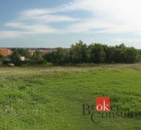 Panoráma rozlehlých pozemků na bydlení v Nitře, obklopených přírodou a zástavbou.