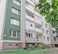 Bytový dům na Jiráskově ulici v Trnavě obklopený zelení, nabízí 2-pokojové byty.