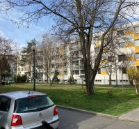 Auta parkující před bytovým domem s balkóny v Bratislavě - Ružinově, Starých zahradách.