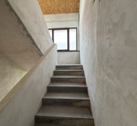 Betonové schodiště vede k oknu, podhled z OSB desek, Rodinný dům.