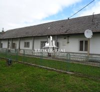 Rodinný dům v Černochově, obklopený zelení, se satelitní anténou na střeše.