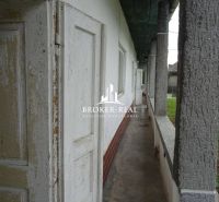 V Černochově, rodinný dům s dlouhým chodbovým balkonem a sloupy.