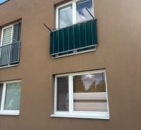 Fasáda budovy na Tehelnej v Pezinku, Garsonka se dvěma okny.