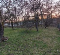 Západ slunce nad travnatým pozemkem na ulici A. H. Škultétyho, Velký Krtíš.