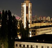 Večerní pohled na osvětlený výškový dům v Bratislavě, Novém Městě na Sliačské ulici.