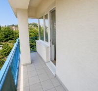 Balkon 2-pokojového bytu s výhledem na zeleň na Račianském náměstí, Bratislava - Ahoj.