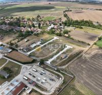 Letecký pohled na Pozemky - bydlení v Rovensku obklopené zemědělskou krajinou.