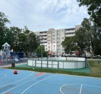 Malé hřiště a dětské skluzavky mezi paneláky na Měsíční ulici, Bratislava II.
