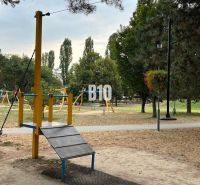 Dětské hřiště na Měsíční ulici v Bratislavě II s různými herními prvky.