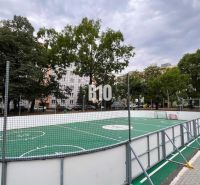 Sportovní hřiště obklopené stromy v lokalitě Bratislava II, Mesačná.