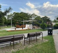 Lavička v parku a dětské hřiště v Bratislavě II na Měsíční ulici, 2-pokojový byt.
