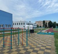 Hřiště se sportovním vybavením u školy na Měsíční ulici v Bratislavě II.