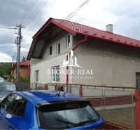 Rodinný dům v obci Sirník s červenou střechou a příjezdovou cestou.