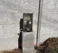 V Záhradách na Galvaniho v Bratislavě - Ružinově je betonová stěna s elektroměrem.