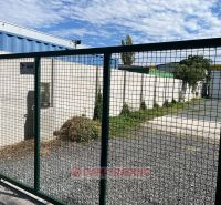 Plot a betonová zeď podél Zahrad na Galvaniho v Bratislavě - Ružinov.