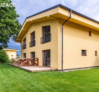 Rekreační apartmán v Centru ve Velkém Slavkově s terasou a zeleným trávníkem.