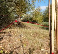 Přírodní plocha obklopená stromy na rekreačních pozemcích v Martovcích, ulice Martovce.