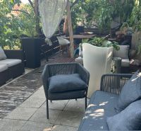 Zahradní terasa s pohodlným posezením a rostlinami, ideální pro relaxaci v Bratislavě.