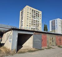 Garáže na Jantarové ulici v Košicích, městská část Jih, před paneláky.