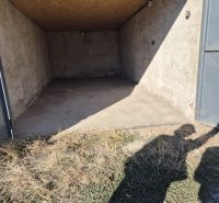 Otevřená garáž na Jantarové ulici, městská část Jih, Košice s betonovou podlahou.