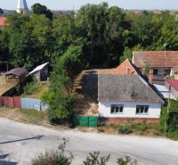 Rodinný dům na Náměstí sv. Floriána v Krakovanech s dvorem a dětským hřištěm.