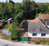Rodinný dům na Náměstí sv. Floriána, Krakovany, obklopený zelení a dětským hřištěm.