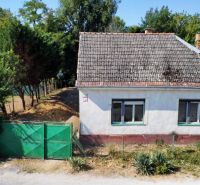 Rodinný dům na Náměstí sv. Floriána v Krakovanech, obklopený zelení a plotem.