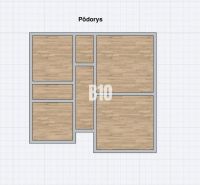 Půdorys rodinného domu v Púchově s podlahou s dřevěným dekorem.