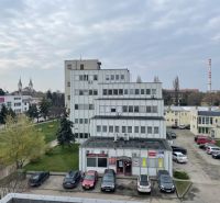 Kancelářská budova na Záhradnícké ulici v Komárně s parkovištěm a zelení.