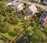 Letecký pohled na rodinný dům s pozemkem 1051 m² na Družstevní v Dubnici nad Váhom.