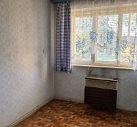 Interiér rodinného domu s tapetami, záclonami a podlahou s dřevěným dekorem.