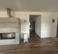 Krb v rodinném domě s podlahou s dřevěným dekorem a světlými stěnami.