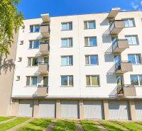 Bytový komplex na Vážské ulici v Piešťanech s balkóny a garážovými vraty.