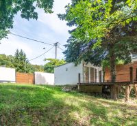 Dům se zahradou mezi stromy na Rekreačních pozemcích, Bratislava - Devín, Devínská cesta.
