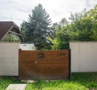 Brána a plot na Rekreačních pozemcích v Bratislavě - Devíně na Devínské cestě.