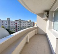 Balkon 4pokojového bytu na Veternicové v Bratislavě - Karlově Vsi s výhledem na sídliště.