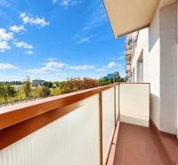 Balkon v 3-pokojovém bytě s výhledem na zeleň v Bratislavě – Ružinově, Rumančekově ulici.