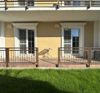 Balkon 2-pokojového bytu na ulici Parná ve městě Komárno s výhledem na zeleň.