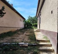 Rodinný dům v Tvrdošovcích s dvorem, kde vedou schody mezi dvěma budovami.