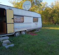 Karavan na travnaté ploše v Zahradách na Tatranské 201 ve Zlatých Moravcích.