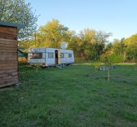 Karavan na travnaté ploše v zahradách na Tatranské 201, Zlaté Moravce.